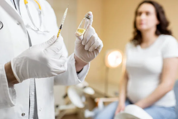Dokter memegang vaksin atau beberapa obat dalam jarum suntik — Stok Foto