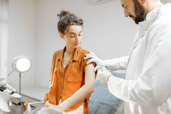 Očkování pro mladou dívku — Stock fotografie