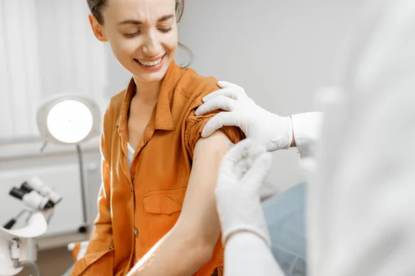 Procédure de vaccination pour une jeune fille — Photo