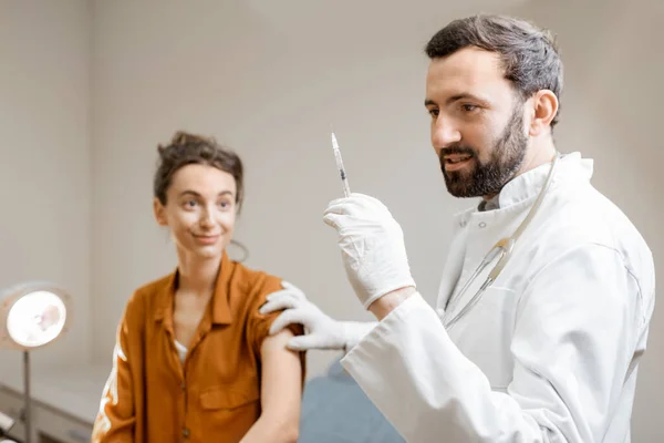 注射器にワクチンや薬を入れる医師 — ストック写真