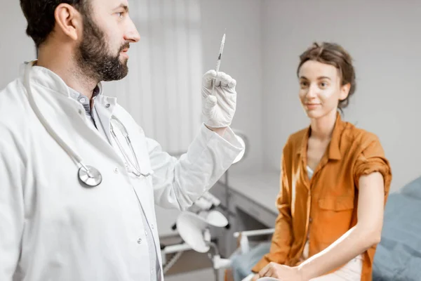 Läkare som håller vaccin eller någon medicin i sprutan — Stockfoto