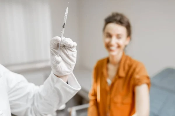 Vacina de retenção médica ou algum medicamento na seringa — Fotografia de Stock