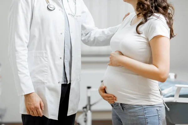 Dokter met een zwangere vrouw in het kantoor — Stockfoto