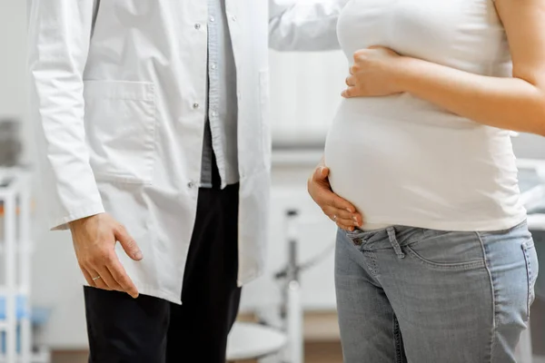 Arzt mit schwangerer Frau im Büro — Stockfoto