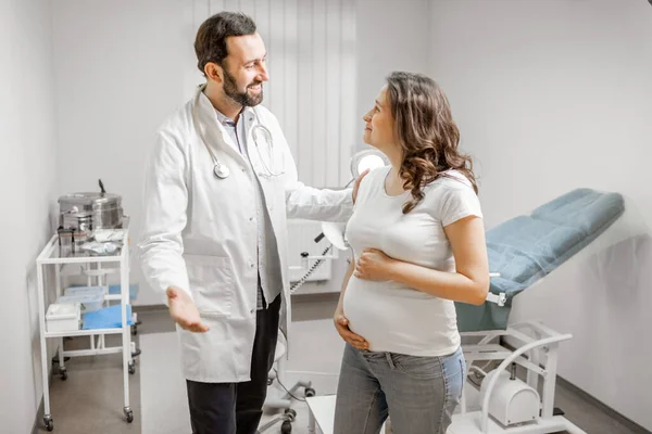 Médecin avec femme enceinte lors d'une consultation médicale — Photo