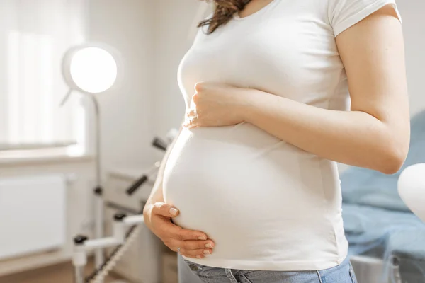 Mulheres grávidas barriga em um escritório ginecológico — Fotografia de Stock