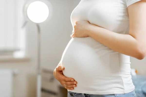 Mulheres grávidas barriga em um escritório ginecológico — Fotografia de Stock