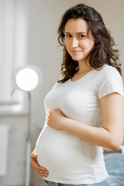 Беременная женщина в клинике — стоковое фото
