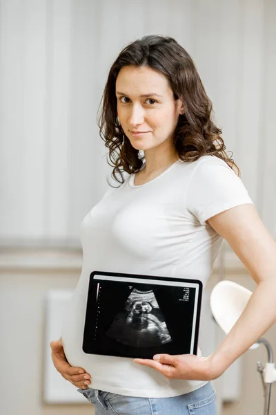 Mulher grávida com ultra-som de seu bebê — Fotografia de Stock