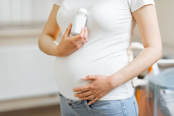 Mulher grávida com algum medicamento — Fotografia de Stock