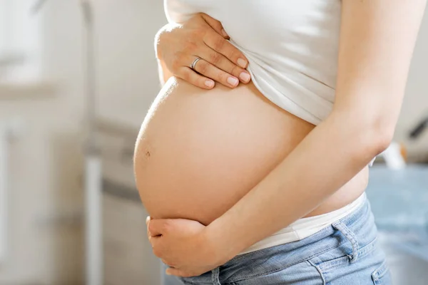 Schwangere Frauen Bauch in einem gynäkologischen Büro — Stockfoto