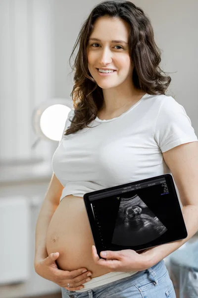 Mulher grávida com ultra-som de seu bebê — Fotografia de Stock