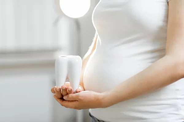 Zahngesundheitliches Konzept während einer Schwangerschaft — Stockfoto