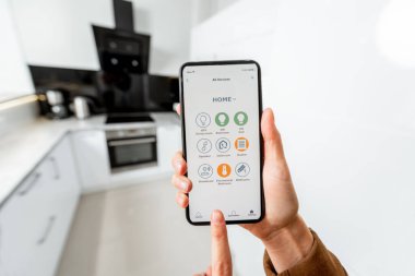 Akıllı bir telefonla mutfak aletlerini kontrol etmek.
