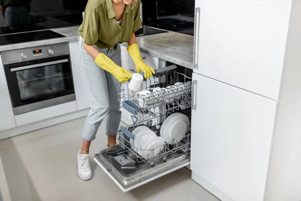 Femme charge la vaisselle dans la machine à laver le vaisselle — Photo