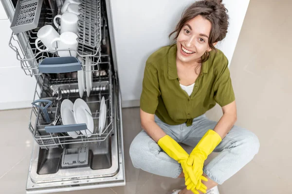 Ama de casa cerca del lavavajillas en casa —  Fotos de Stock