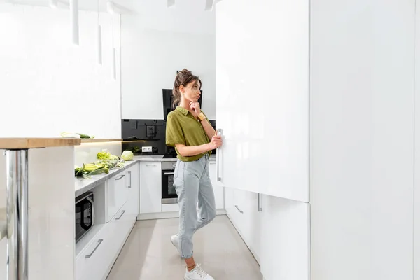 Mujer cocinando en la cocina blanca —  Fotos de Stock