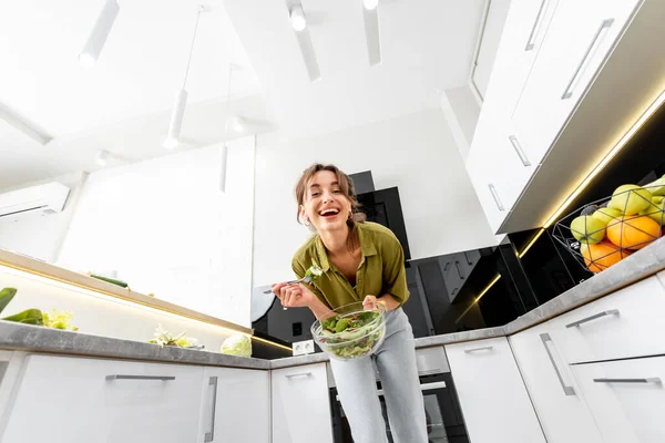 Mulher com comida saudável na cozinha moderna — Fotografia de Stock