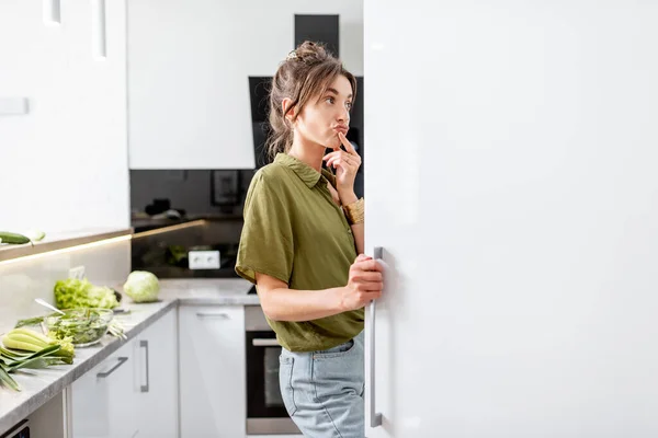 Mulher cozinhar na cozinha moderna em casa — Fotografia de Stock