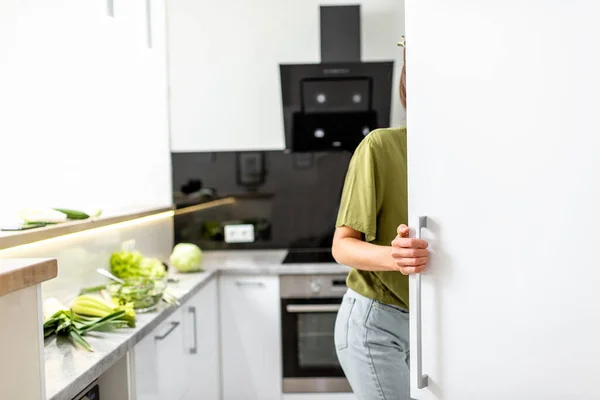 Kvinna matlagning på det moderna köket hemma — Stockfoto