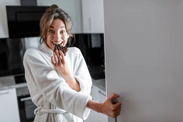 Femme affamée près du réfrigérateur sur la cuisine la nuit — Photo