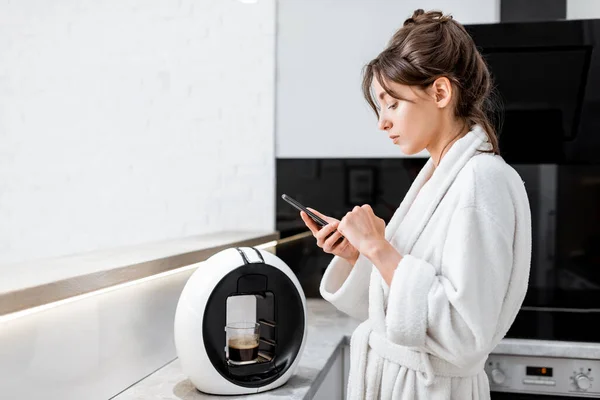 Женщина делает кофе на кухне — стоковое фото