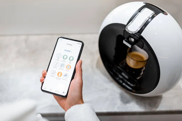 スマートフォンでコーティングコーヒーマシン — ストック写真