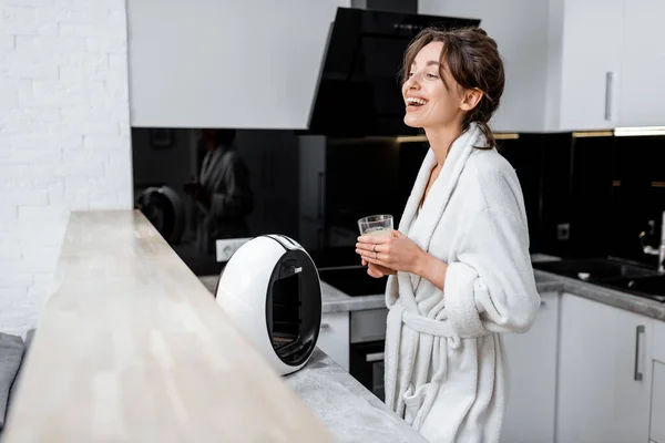 Donna che fa il caffè in cucina — Foto Stock