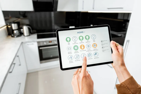 Έλεγχος συσκευών κουζίνας με ψηφιακό tablet — Φωτογραφία Αρχείου