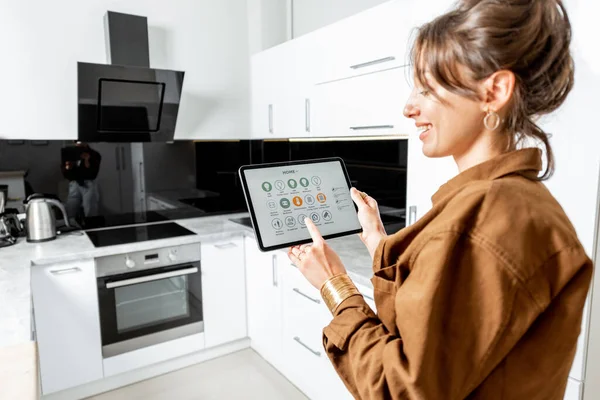 デジタルタブレットでキッチン家電を制御する — ストック写真