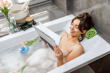 Rahatlamış kadın banyo yapıyor.
