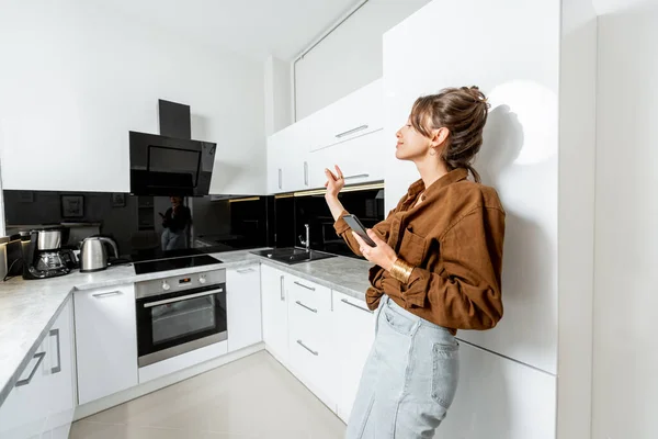 Controlar los electrodomésticos de cocina con comandos de voz —  Fotos de Stock