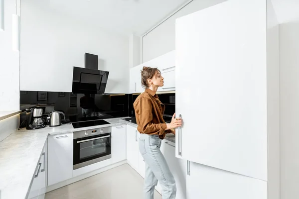 Женщина на современной кухне в доме — стоковое фото