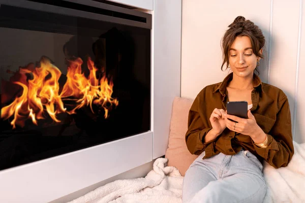 Žena relaxace u krbu doma — Stock fotografie