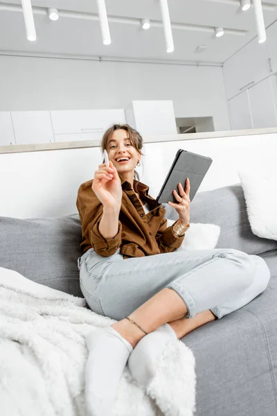 Frau mit Tablet auf dem heimischen Sofa — Stockfoto