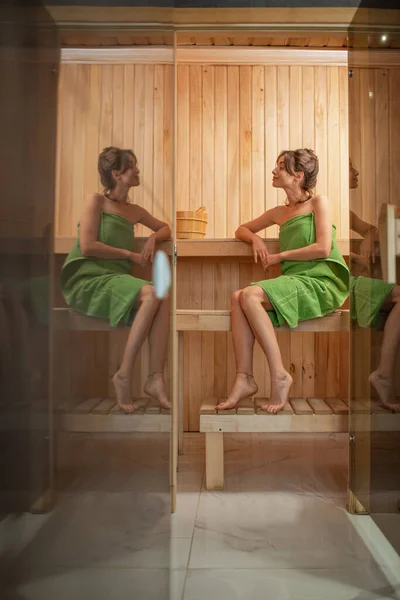 Vrouw in de sauna — Stockfoto