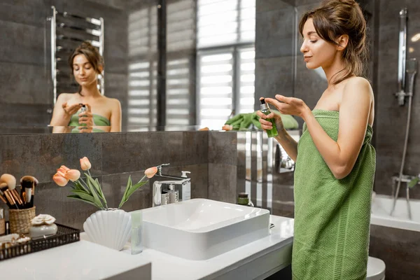 Hermosa mujer en el baño — Foto de Stock