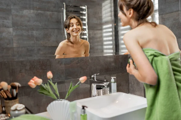 浴室の美しい女性 — ストック写真