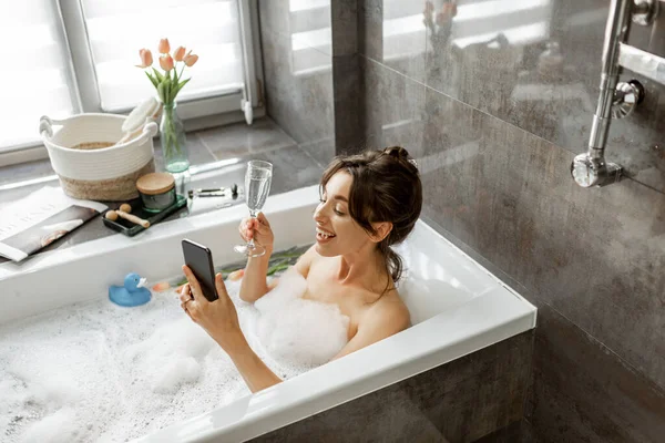Mujer relajada tomando un baño — Foto de Stock