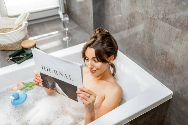 Mujer relajada tomando un baño — Foto de Stock