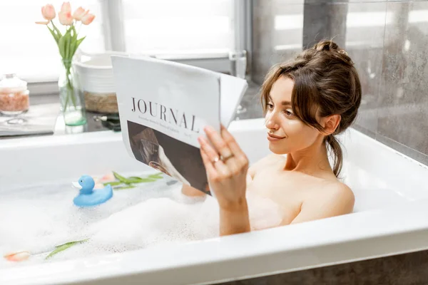 Расслабленная женщина принимает ванну — стоковое фото