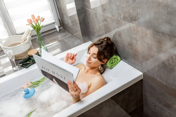 Mujer relajada tomando un baño —  Fotos de Stock