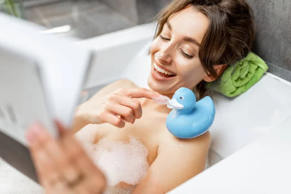 放轻松的女人洗澡 — 图库照片