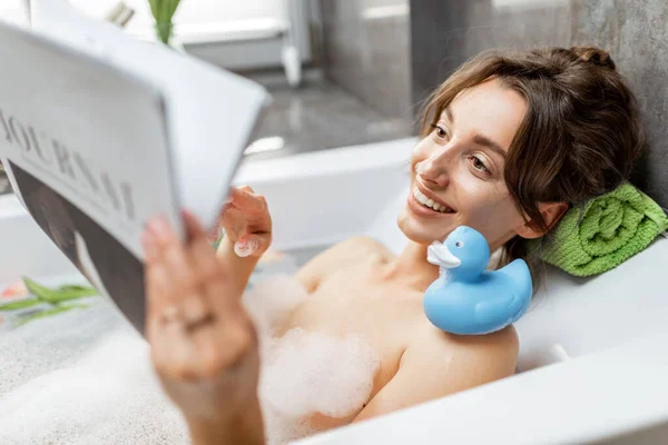 風呂に入るリラックスした女性 — ストック写真