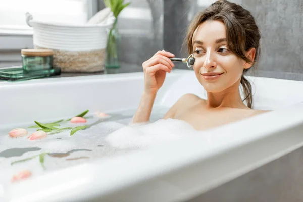 Rahatlamış kadın banyo yapıyor. — Stok fotoğraf