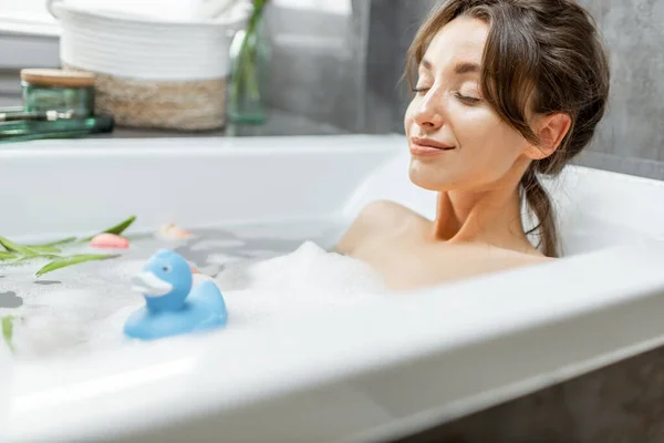 Rahatlamış kadın banyo yapıyor. — Stok fotoğraf