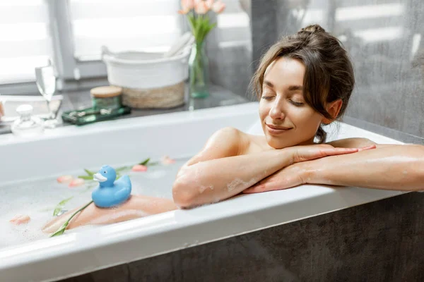 Rahatlamış kadın banyo yapıyor. — Stok fotoğraf