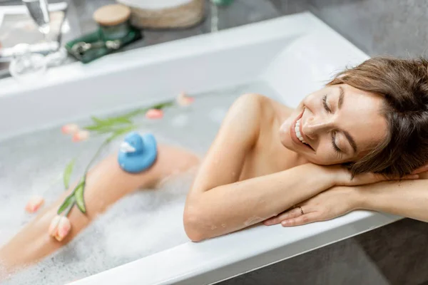 Mujer relajada tomando un baño —  Fotos de Stock