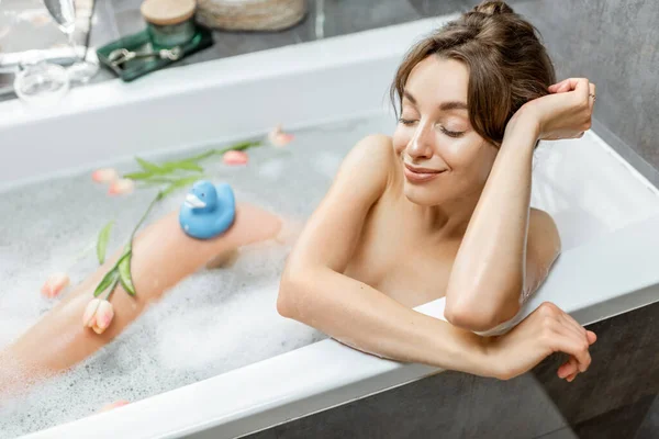 Entspannte Frau beim Baden — Stockfoto