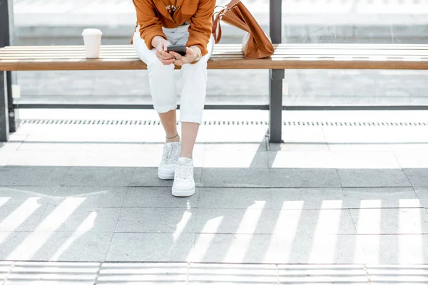 Femme à l'arrêt des transports publics — Photo